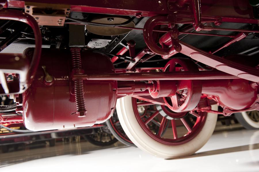 Днище и подвеска Baker Electric Model M Roadster 1908 года  (фото 13 из 16)